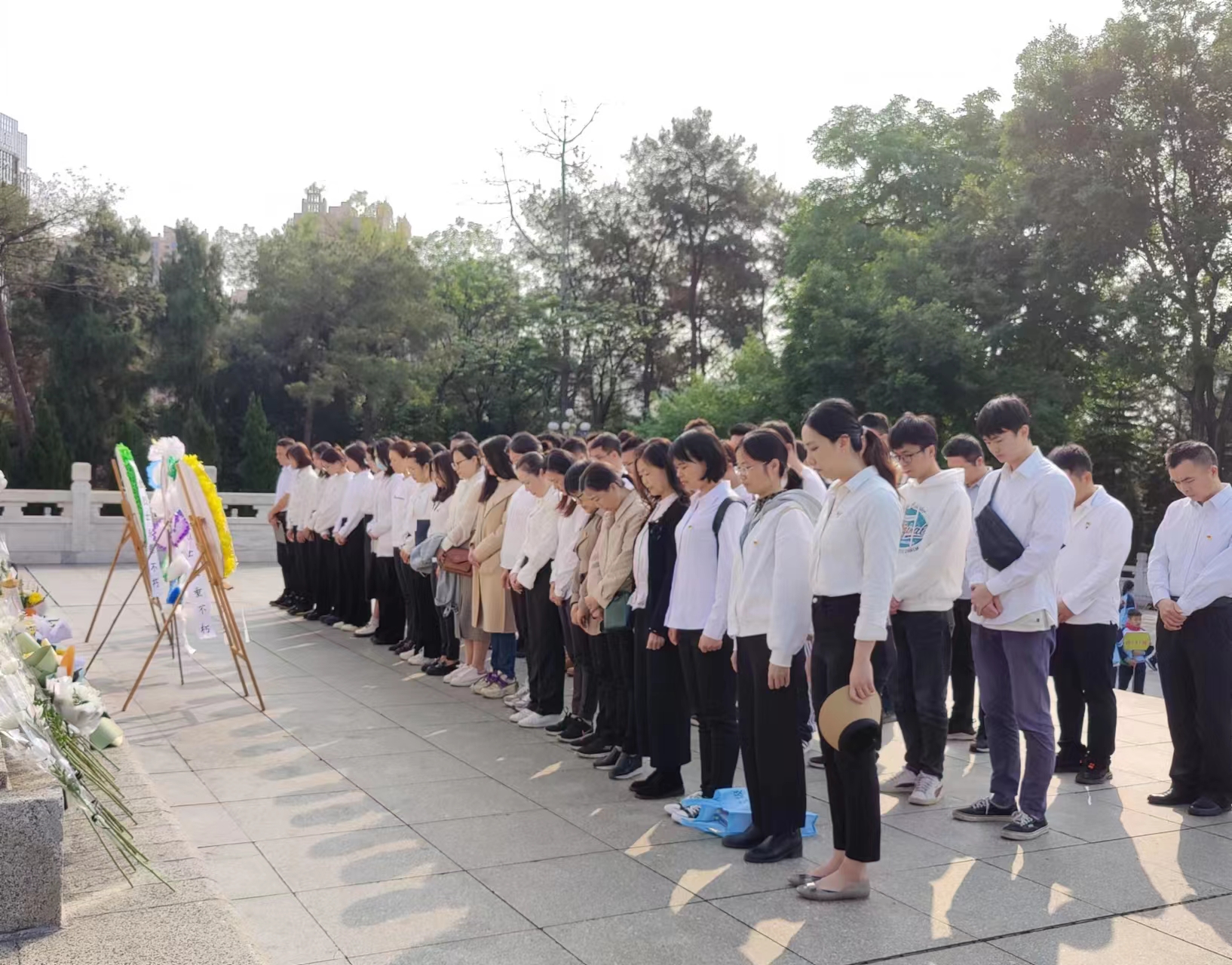 市排水公司黨總支、南寧建康環(huán)保公司黨支部開展“緬懷革命先烈，賡續(xù)紅色基因”聯(lián)合主題黨日活動(dòng)